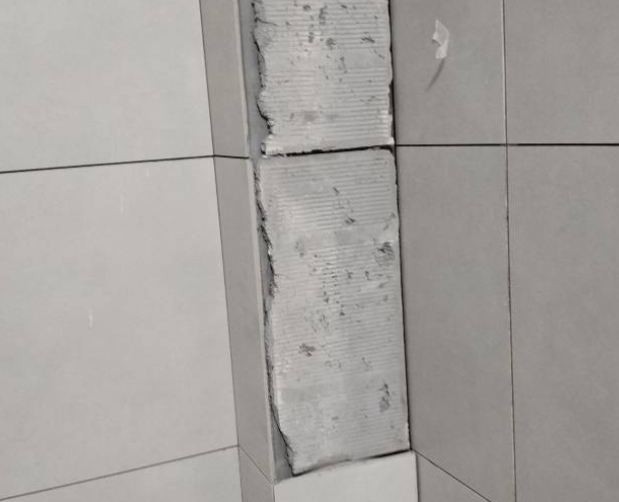 涧西瓷砖空鼓维修公司分享下瓷砖施工前基层浇水润湿程度不足，可能导致以下问题